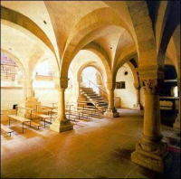 Kreuzgang in der Stiftskirche Sankt Veit