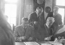 Unterzeichnung der Patenschaftsurkunde in Michelstadt 1974