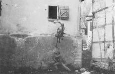 [Foto: Orts- und Häuserkampf]