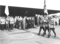 [Foto: Vorbeimarsch an der Regimentsfahne]