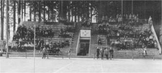 [Foto: Tribüne mit Zuschauern]