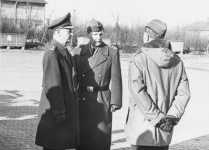 [Foto: GenLt Thilo, GenMaj Kobe und OTL Barth im Gespräch]