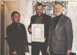 [Bild: Überreichung der Ehrenurkunde]