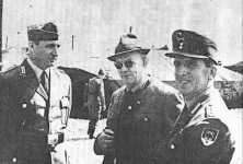 [Bild: Beobachter beim Schießen]