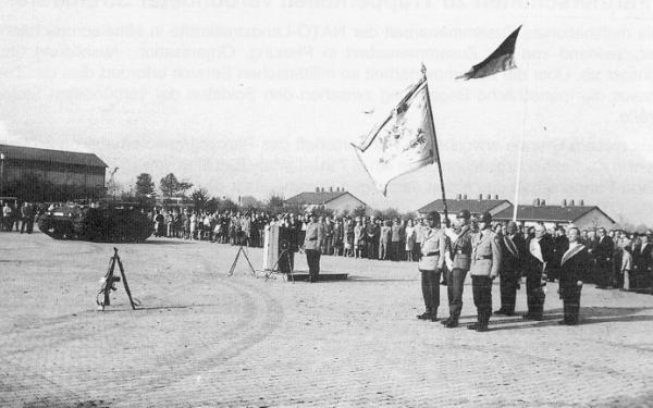 [Übergabe der Fahnen (1)]