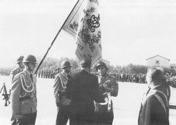 [Übergabe der Fahnen (2)]
